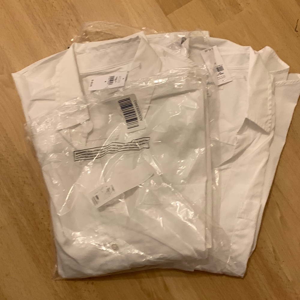 SOLD!!!NWT 2 Lot white classic gap button up shirts small